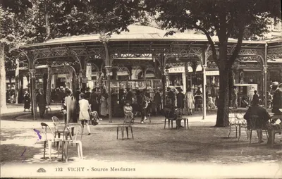 Vichy - Source Mesdames — marché couvert sous verrière — éditeur F. Marat