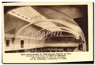 Salle d'embouteillage de l'Établissement Thermal de Vichy — construite en 3 mois en ciment de Beaumont par M. Chaumeny — éditeur Poliet & Chausson, Paris