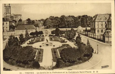 Troyes - Le Jardin de la Préfecture et la Cathédrale Saint Pierre — Éditeur D. Delboy, n° 31