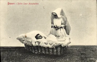 Beaune - Petite Sœur Hospitalière — Sœur en tenue de religieuse tenant une tasse près d'un berceau avec un enfant, éditeur Ronco Frères, n° 410730