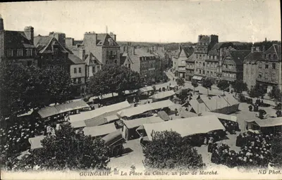 Guingamp — La Place du Centre, un jour de Marché — ND Phot.