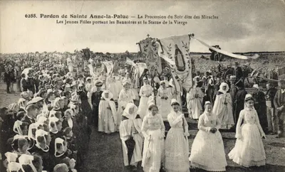 Pardon de Sainte Anne-la-Paluc — La Procession du Soir dite des Miracles — Les Jeunes Filles portant les Bannières et la Statue de la Vierge