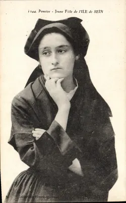 Jovem Menina da Ilha de Sein — Pensativa — Coleção Villard, Quimper