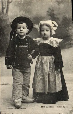 Deux enfants en tenue traditionnelle — Éditeur Villiers, Quimper — n° 1165