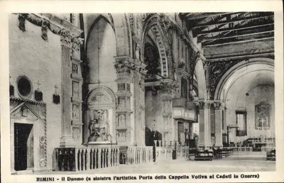 Rimini - Katedra (po lewej artystyczna Porta della Cappella Votiva ai Caduti in Guerra)