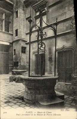 Paris — Museu de Cluny — Poço proveniente da Casa de Pierre l’Ermite