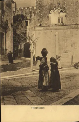 Taormina — rua com mulheres carregando baldes — Fotog. F. Galifi Crupi
