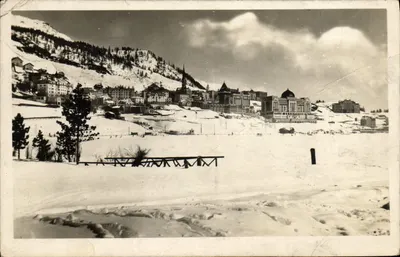 St. Moritz — vista invernal com edifícios e montanhas nevadas — editor não visível