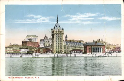Fachada marítima, Albany, N.Y. — vista panorâmica do porto com edifício com torre pontiaguda — editor não identificado