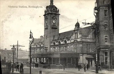 Estação Victoria, Nottingham — vista do edifício com seu relógio — editor Boots Chemists 'Palladium' Services