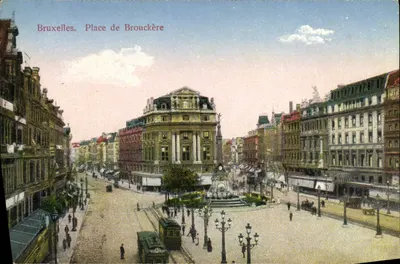 Bruxelas. Praça de Brouckère — vista panorâmica com monumento central e trem — editor C. F. Br. n° 19720