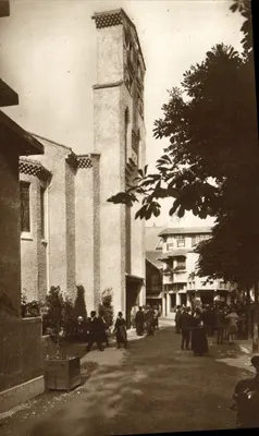 Kościół św. Krzyża na Montmartre — widok fasady i dzwonnicy
