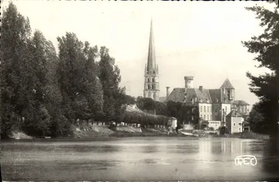 Saint-Savin-sur-Gartempe — O Castelo e a Igreja — M. Roussel, Editor