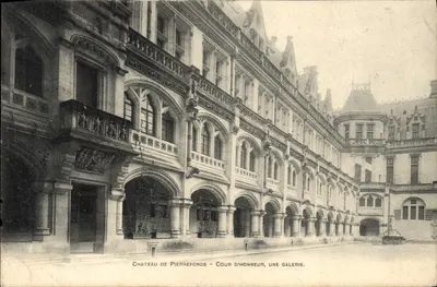 Zamek Pierrefonds — Dziedziniec zjazdowy, galeria — Fototypia A. Berger, ulica Tissandier, Paryż