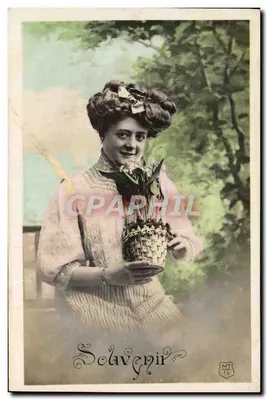 Mulher segurando um cesto de flores — Solvencyr — editor MTIL