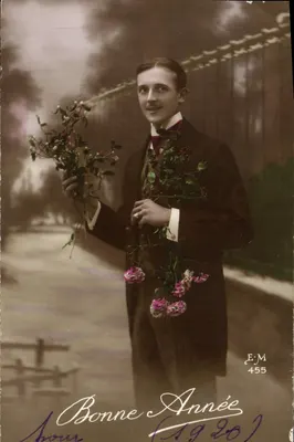 Jovem homem em traje — segurando um buquê de rosas — E:M 455 — datada 1920