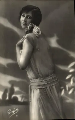 Femme en robe à fleurs — studio Perfect — série 5