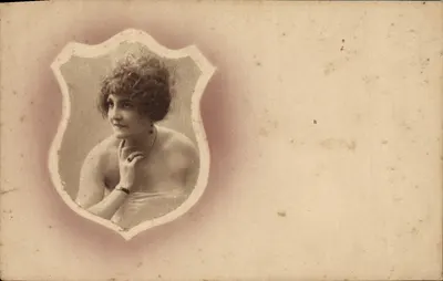 Jovem mulher — retrato em medalhão — cartão postal