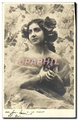 Mulher em vestido leve — flores nos cabelos — S. LE PAVOT