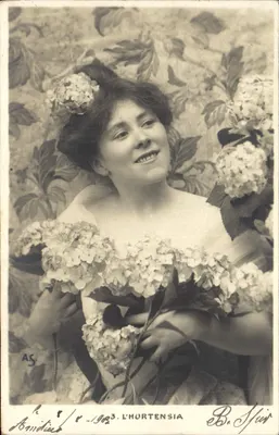 Mulher com hortênsias — L'HORTENSIA — Br. Nier, n° 8 / 8 - 1903