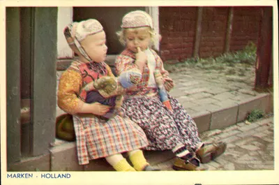 Dois crianças em traje tradicional — Marken, Holanda — Kleurfoto Herman Cohn