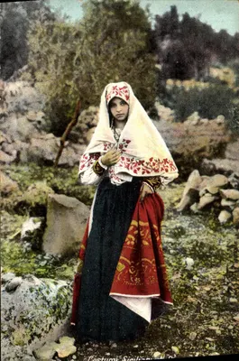Mulher siciliana em traje tradicional — editor desconhecido, número de série não visível