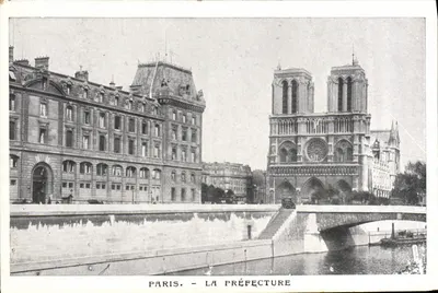 Paris - A Prefeitura — A Catedral de Notre-Dame de Paris visível em segundo plano — editor não identificado
