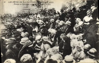 Les Fêtes de la Victoire, juillet 1919 — Groupe de Lorraines assistant au défilé — LL.