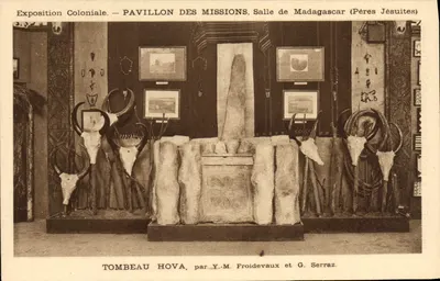 Wystawa Kolonialna — Pawiłon Misji, Sala Madagaskaru (Jezuici) — Grobowiec Hova, autorstwa Y.M. Froidevaux i G. Serraz