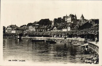 NYON. O cais — vista do castelo e dos edifícios na margem — Edição Art. Perrochon, Lausanne, n° 356