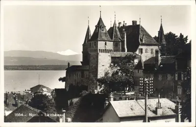 Nyon - O castelo — vista sobre o lago e as montanhas — Sociedade Gráfica Neuchâtel, n° 1864