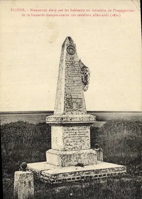 Bilhete postal antigo Ecouis Monument erguido pelos habitantes em memória do compromisso dos hussardos