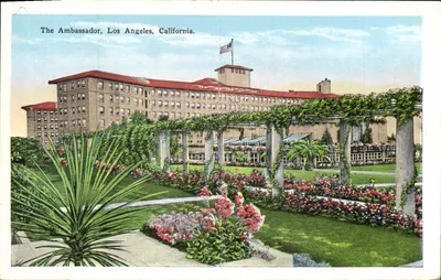 The Ambassador, Los Angeles, California — hôtel avec jardin fleuri et pergola — E. C. Knopp Co., Milwaukee
