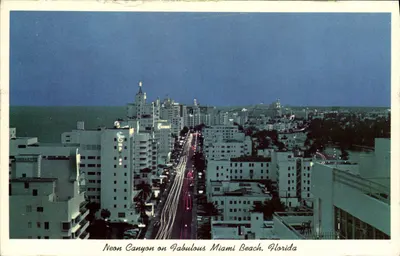 Neon Canyon on Fabulous Miami Beach, Florida — vue nocturne des immeubles et de la route éclairée, éditeur non visible