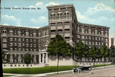 Hospital St. Joseph, Kansas City, Mo. — vista do edifício e de um automóvel antigo — Pub. by Max Bernstein, Kansas City, Mo. n° 18121