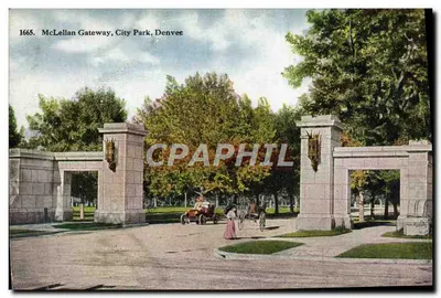 McLellan Gateway, City Park, Denver — porte en pierre avec véhicules d'époque — éditeur : Denver, n° 1665