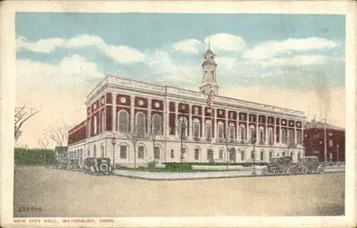 Nova Prefeitura, Waterbury, Conn. — vista do edifício com carros da época — editor Morris Berman, New Haven, Conn. n° 222900