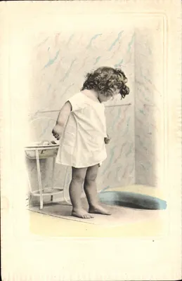 Mała dziewczynka w białej sukience — wewnętrzna strona — P. F., B. Seria 1892