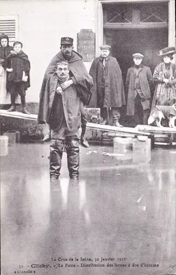Clichy - A Cheia do Rio Sena, 30 de Janeiro de 1910 — Distribuição de Cartas nas Costas de Homens — L'Abellie