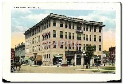 Plaza Hotel, Augusta, GA — vue d'angle de l'édifice avec enseigne et décorations patriotiques — éditeur non visible