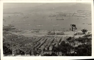 Vue de Victoria Harbour depuis le parc — H.K. — éditeur non identifié