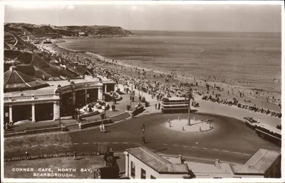 Corner Cafe, North Bay, Scarborough — vista panorâmica da praia e do café — editor Pelham, série 6391