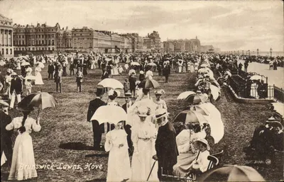 Brunswick Lawns, Hove — multidão sob guarda-chuvas — Série Valentine's n°31501