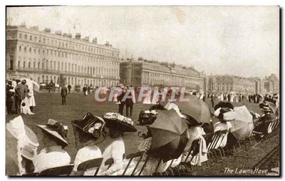 The Lawns, Hove — vista de pessoas sentadas com guarda-chuvas — British & R. Ltd. Lpoo