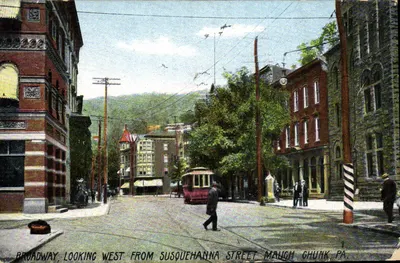 Visão da Broadway a oeste da Susquehanna Street — Mauch Chunk, PA — editor não identificado