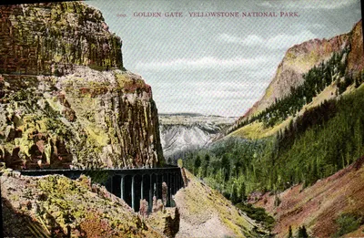 Golden Gate - Parque Nacional de Yellowstone — 200. — Publicado pela Solenber Drug Co., Livingston, Mont.