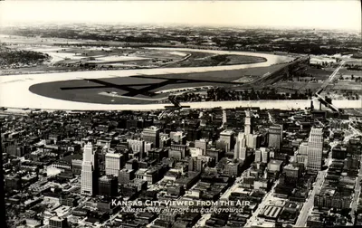 Kansas City — vista aérea com aeroporto em segundo plano — Genuine Photograph Studio Roy at 21½ St. Chicago, Ill.