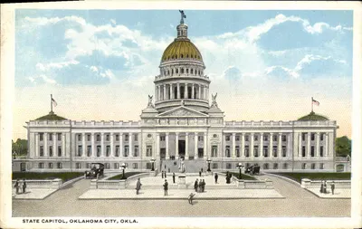 State Capitol, Oklahoma City, Okla. — vista do edifício com bandeiras e veículos da época — editor Post Card, n° A13056