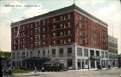 Montrose Hotel, Cedar Rapids, IA — vista do canto do prédio com trêmio — editor não identificado