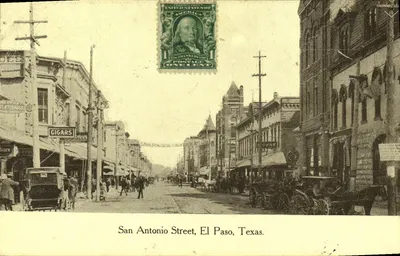 San Antonio Street, El Paso, Texas — vista de rua animada com lojas e cavalos — selo de 1 centavo Benjamin Franklin